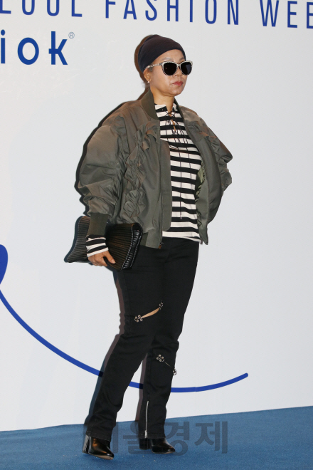 가수 인순이가 ‘2017 S/S 헤라 서울패션위크(HERA Seoul Fashion week)’ 강기옥(KIOK) 패션쇼에 참석해 포토타임을 갖고 있다.