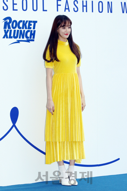 배우 이주연이 ‘2017 S/S 헤라 서울패션위크(HERA Seoul Fashion week)’ 로켓런치(ROCKETXLUNCH) 패션쇼에 참석해 포토타임을 갖고 있다.