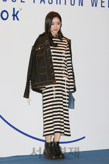 배우 홍수아가 ‘2017 S/S 헤라 서울패션위크(HERA Seoul Fashion week)’ 강기옥(KIOK) 패션쇼에 참석해 포토타임을 갖고 있다.