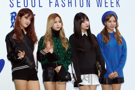 걸그룹 우주소녀의 엑시, 설아, 다영, 여름이 ‘2017 S/S 헤라 서울패션위크(HERA Seoul Fashion week)’ 로켓런치(ROCKETXLUNCH) 패션쇼에 참석해 포토타임을 갖고 있다.