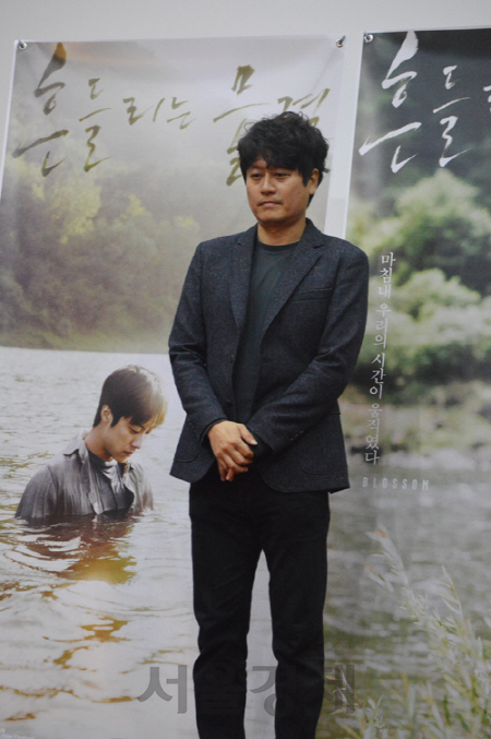 18일 오전 서울 종로구 인디스페이스에서 열린 영화 ‘흔들리는 물결’ 언론시사회에 김진도 감독이 포즈를 취하고 있다.