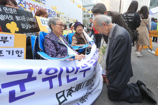 일본의 한 노(老)교수가 위안부 수요집회를 찾아 피해 할머니들에게 무릎 꿇고 사죄했다. /연합뉴스