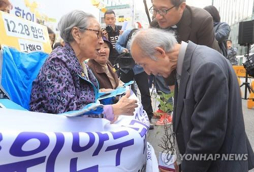 19일 오전 서울 종로구 중학동 일본대사관 앞에서 엔도 도루(오른쪽) 교수가 김복동(왼쪽), 길원옥 할머니에게 일본의 과거 행동에 대해 사과하고 있다 /연합뉴스