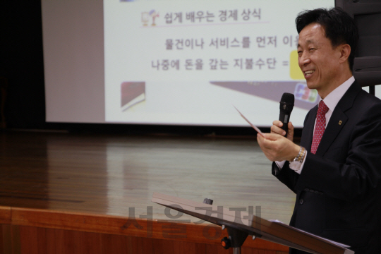 김덕수 여신금융협회장이 19일, 경남 함양 안의중학교 학생들을 대상으로 ‘합리적 소비와 신용의 중요성’에 대한 강의를 하고 있다. /사진제공=여신금융협회