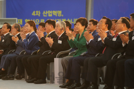 박근혜 대통령이 19일 경북 구미 하이테크밸리에서 열린 도레이첨단소재 구미4공장 기공식에서 참석자들과 함께 박수를 치고 있다. /사진제공=도레이첨단소재