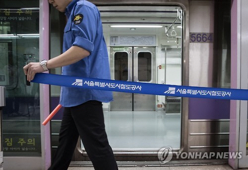 지하철 5호선 김포공항역에서 하차 승객이 승강장 안전문 사이에 끼어 숨진 사고가 발생한 19일 오전 사고현장이 통제돼 있다. /연합뉴스