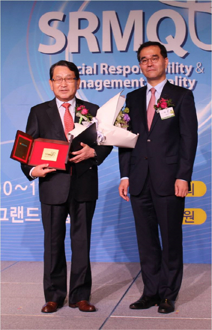 김하중(왼쪽) 동부저축은행 대표와 이찬우(오른쪽) 기획재정부 차관보가 19일 서울 전경련회관에서 열린 ‘사회적책임경영품질 컨벤션 2016’에서 기념촬영을 하고 있다./사진제공=동부저축은행