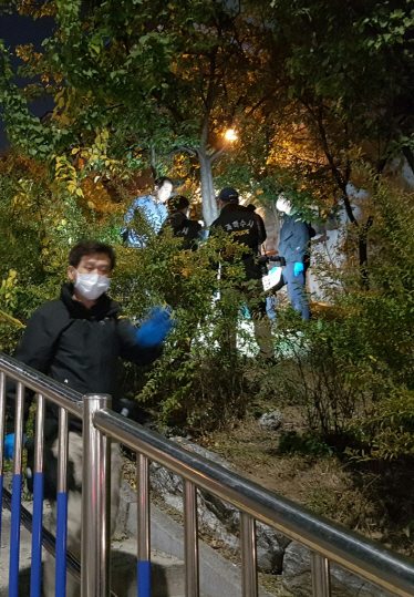 19일 서울 강북구 오패산 터널 인근에서 경찰들이 사제총기 총격 사망 사고 현장을 조사하고 있다./출처=연합뉴스