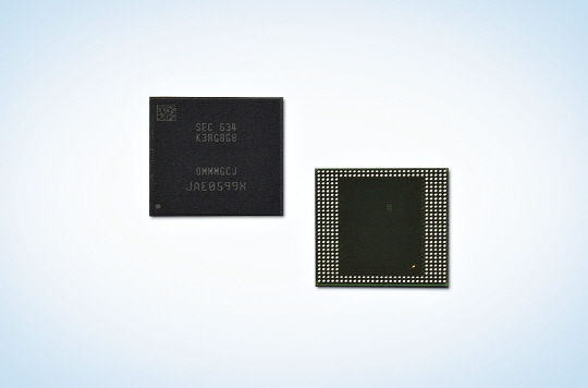 삼성전자가 20일 모바일 메모리 시장에서 처음으로 선보인 8GB LPDDR4 모바일 D램.  /사진제공=삼성전자