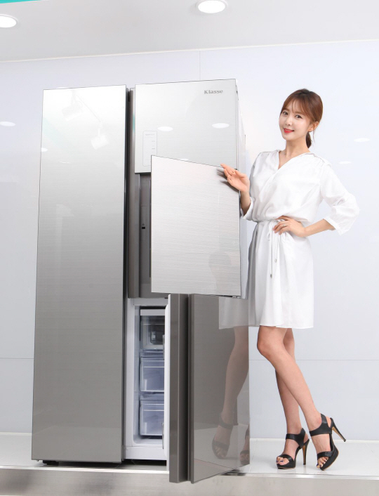 동부대우전자 모델이 20일 출시된 동부대우전자 3도어 냉장고 ‘클라쎄 큐브’ 신제품을 소개하고 있다. /사진제공=동부대우전자