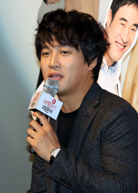 배우 차태현이 영화 ‘사랑하기 때문에’ 제작보고회에 참석해 인사말을 하고 있다.