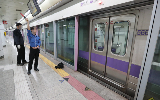 19일 오전 서울 지하철 5호선 김포공항역에서 승강장 안전문과 전동차 사이에 끼여 숨진 김모(36) 씨의 사인이 ‘다발성 장기손상’이라는 1차 부검 결과가 나왔다.