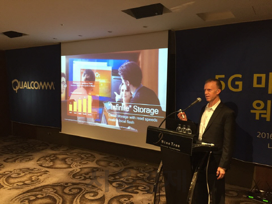 피터 카슨 퀄컴 시니어 디렉터(Senior Director)가 20일 서울 광화문 그랑서울 나인트리컨벤션에서 열린 미디어 워크숍에서 ‘퀄컴 스냅드래곤 X50 5G 모뎀’을 소개하고 있다. /김창영 기자