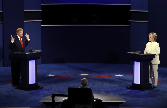 19일(현지시간) 미국 라스베이거스 네바다주에서 3차 TV토론을 벌이고 있는 힐러리 클린턴(오른쪽) 민주당 후보와 도널드 트럼프 공화당 후보/라스베이거스=AP연합뉴스
