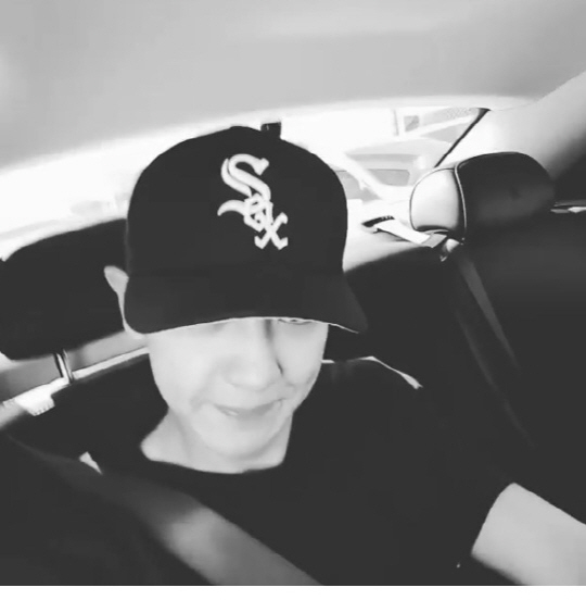 ‘EXO’ 찬열, 차 안에서 촬영한 흑백 동영상 공개…‘느낌 충만’