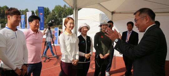 20일 서울 잠실종합운동장 보조경기장에서 열린 ‘현대자동차 정몽구배 한국양궁대회 2016’ 개막식에서 정의선(오른쪽) 현대자동차 부회장 겸 대한양궁협회장이 리우 올림픽 금메달리스트 선수와 코치를 격려하고 있다./송은석기자