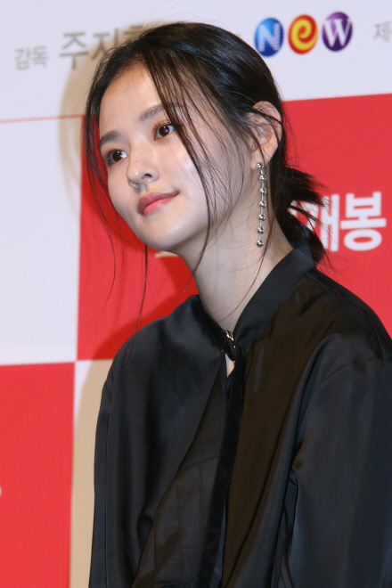 배우 김윤혜가 영화 ‘사랑하기 때문에’ 제작보고회에 참석했다.