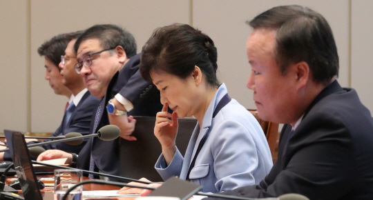 박근혜 대통령이 20일 오후 청와대에서 열린 수석비서관회의에서 자료를 보고 있다./연합뉴스