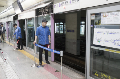 지하철 5호선 김포공항역에서 하차 승객이 승강장 안전문 사이에 끼여 숨진 사고가 발생한 19일 오전 사고현장이 통제돼 있다. /연합뉴스