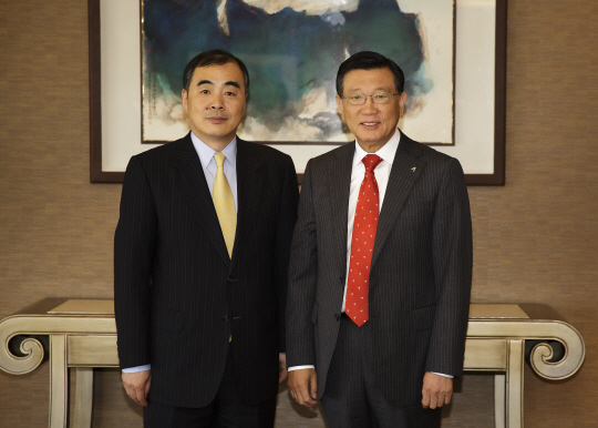 박삼구(오른쪽) 한중우호협회장이 쿵쉬안유 중국 외교부 부장조리를 만나 기념촬영을 하고 있다. /사진제공=금호아시아나
