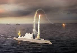 미 해군의 최신예 줌월트급 구축함의 전투 상상도. 각종 미사일과 함께 레일건을 갖춘 줌월트급 구축함 한 척은 기존 구축함 수십척보다 강력한 지상 타격력을 발휘할 것으로 전망된다.