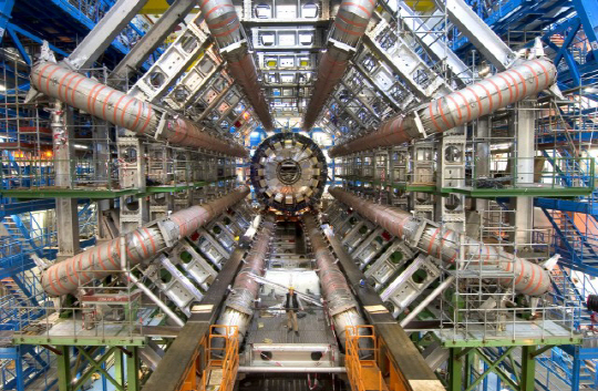 유럽입자물리연구소(CERN)에서 운영하는 거대강입자가속기(LHC). 둘레가 27㎞에 이른다. CERN은 2025년부터 LHC보다 규모가 3배 이상 큰 ‘미래형 원형 충돌기(FCC)’를 건설할 예정이다.