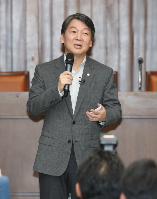 국민의당 안철수 전 상임대표가 20일 오후 국회 도서관에서 열린 국민의당 여성리더십 아카데미에 참석해 강연하고 있다. /연합뉴스