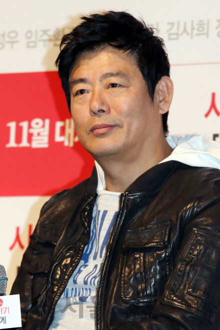 배우 성동일이 영화 ‘사랑하기 때문에’ 제작보고회에 참석했다.