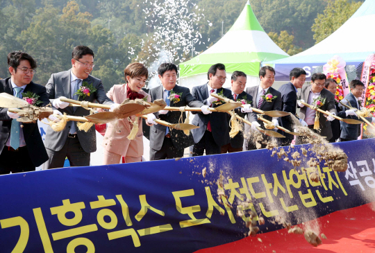 정찬민(왼쪽 네번째) 용인시장 등 인사들이 20일 기흥힉스 도시첨단산업단지 착공식을 열었다. /사진제공=용인시청