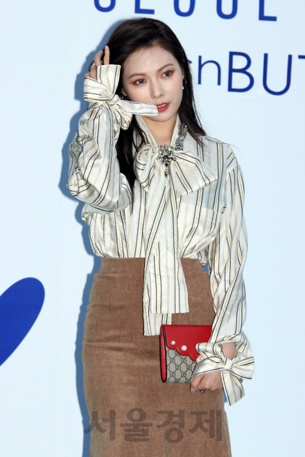 가수 현아가 ‘2017 S/S 헤라 서울패션위크(HERA Seoul Fashion week)’ 푸쉬버튼(PUSHBUTTON) 컬렉션에 참석해 포토타임을 갖고 있다.