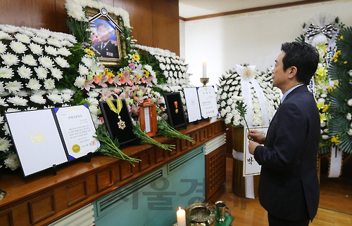 남경필 경기도지사가 20일 오후 서울 송파구 경찰병원의 빈소를 찾아 고(故) 김창호 경감의 안타까운 죽음을 추모하고 있다. /연합뉴스