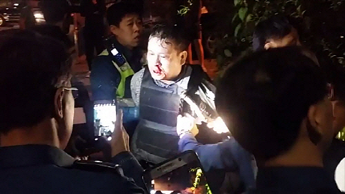 경찰이 지난 19일 오후 서울 강북구 오패산터널 인근에서 사제 총기로 경찰관을 숨지게 한 혐의로 성병대를 검거하고 있다./연합뉴스