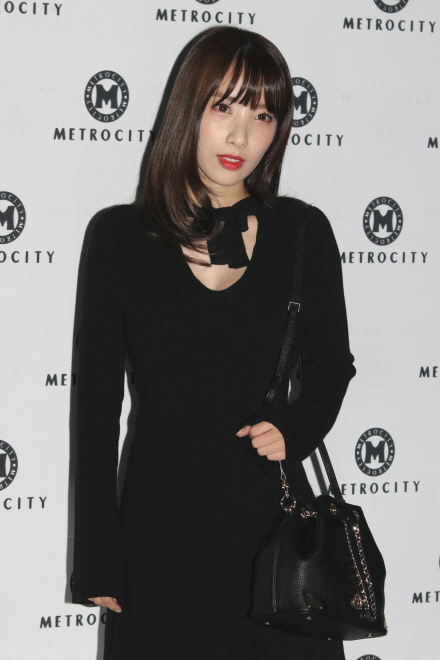 걸그룹 레인보우 지숙이 ‘2017 S/S 헤라 서울패션위크(HERA Seoul Fashion week)’ 메트로시티(METROCITY) 컬렉션에 참석해 포토타임을 갖고 있다.