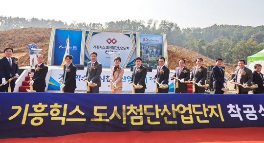 경기 용인 내 도시첨단산업단지인 ‘기흥힉스’의 착공식이 20일 오전 열렸다. 이날 행사에서 한용수 롯데건설 건축사업본부장 전무(왼쪽 4번째)와 황영란 금당테크놀러지 회장(왼쪽 5번째), 정찬민 용인시장(왼쪽 6번째) 등이 착공 기념사진을 찍고 있다./사진제공=롯데건설.