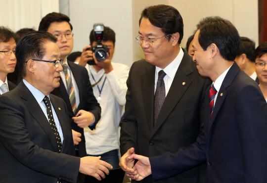 정진석(가운데) 국회 운영위원장이 21일 오전 국회에서 열린 운영위원회의 국정감사에 앞서 박지원(왼쪽) 국민의당 비상대책위원장 겸 원내대표, 우상호 더불어민주당 원내대표와 악수하고 있다. /연합뉴스