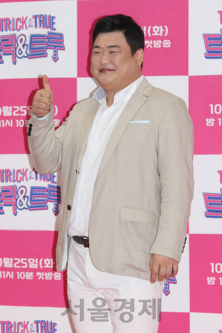 김준현이 KBS 2TV 새 예능프로그램 ‘트릭 앤 트루’ 제작발표회에 참석해 포토타임을 갖고 있다.