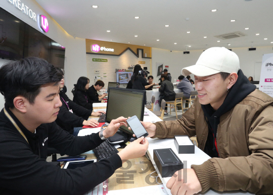 21일 서울 LG유플러스 강남직영점에서 1호 아이폰7 가입자 최충식 씨가 매장에서 제품을 개통을 하고 있다./사진제공=LG유플러스