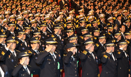 21일 서울 세종문화회관에서 열린 제71주년 경찰의 날 기념식에서 경찰관들이 국기에 대한 경례를 하고 있다. /연합뉴스