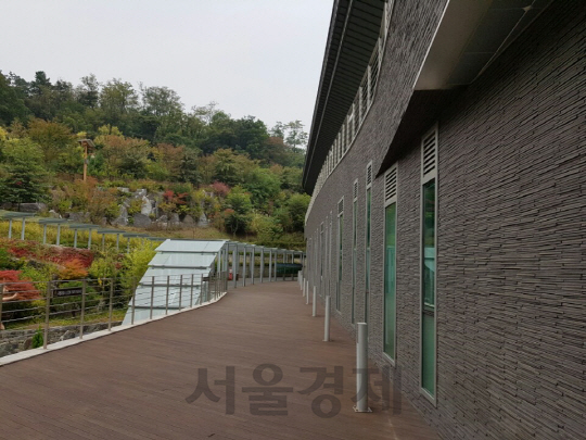 서울 추모공원 화장시설의 외벽. 돌을 켜켜이 쌓아올린 듯한 외벽은 자연 그대로의 거친 돌 느낌을 그대로 살려 주변 환경과의 자연스러운 연계를 강조했다. /사진=박성호