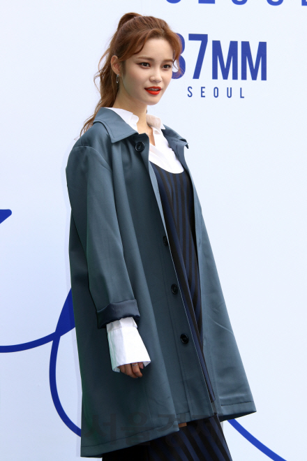 모델 한으뜸이 ‘2017 S/S 헤라 서울패션위크(HERA Seoul Fashion week)’ 87MM 컬렉션에 참석해 포토타임을 갖고 있다.