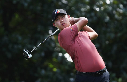 ATLANTA, GA - SEPTEMBER 22: Si Woo Kim of South Korea hits his tee shot on the 14th hole during the first round of the TOUR Championship By Coca-Cola at East Lake Golf Club on September 22, 2016 in Atlanta, Georgia.   Sam Greenwood/Getty Images/AFP  == FOR NEWSPAPERS, INTERNET, TELCOS & TELEVISION USE ONLY ==      <저작권자(c) 연합뉴스, 무단 전재-재배포 금지>