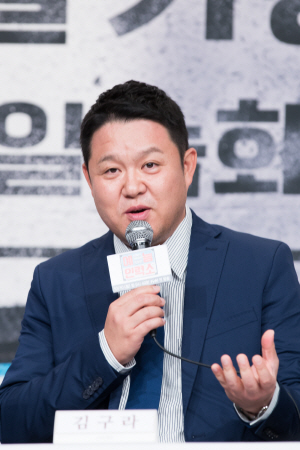 tvN ‘예능인력소’ 기자간담회에서 질문에 답변하는 김구라/사진=tvN