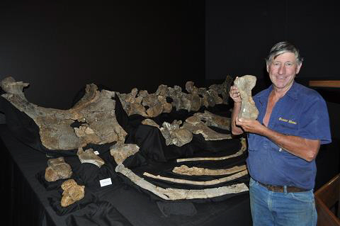 2005년 자신이 처음 발견한 발가락 부분 뼈를 든 데이비드 엘리엇./출처=‘호주 공룡시대’ 박물관 홈페이지