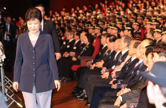 박근혜 대통령이 21일 서울 세종문화회관에서 열린 제71주년 경찰의 날 기념식에서 유공자 표창을 위해 단상으로 나가고 있다. /연합뉴스