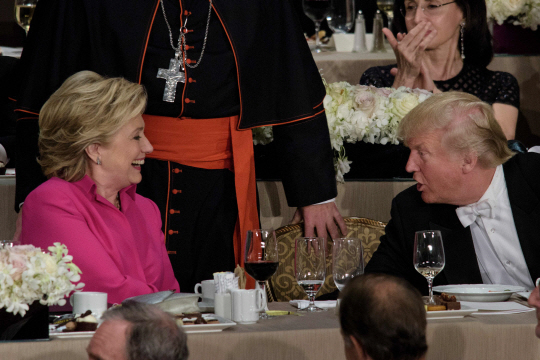Democratic presidential nominee Hillary Clinton (L) and Republican presidential nominee Donald Trump shake hands after speaking during the Alfred E. Smith Memorial Foundation Dinner at Waldorf Astoria October 20, 2016 in New York, New York. / AFP PHOTO / Brendan Smialowski      <저작권자(c) 연합뉴스, 무단 전재-재배포 금지>