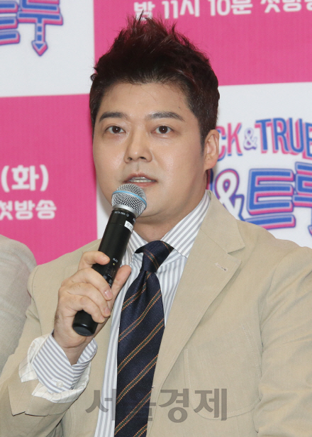 전현무가 KBS 2TV 새 예능프로그램 ‘트릭 앤 트루’ 제작발표회에 참석해 인사말을 하고 있다.