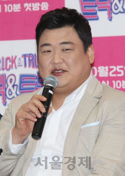 김준현이 KBS 2TV 새 예능프로그램 ‘트릭 앤 트루’ 제작발표회에 참석해 인사말을 하고 있다.