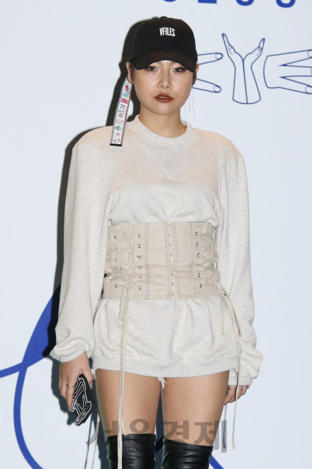 가수 치타가 ‘2017 S/S 헤라 서울패션위크(HERA Seoul Fashion week)’ 카이 컬렉션에 참석해 포토타임을 갖고 있다.