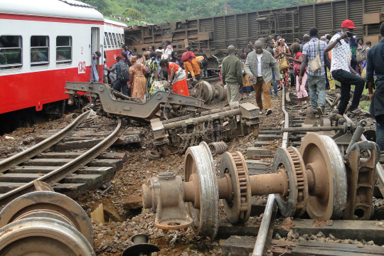 21일(현지시간) 아프리카 카메룬 에세카 지역에서 발생한 여객 열차 탈선·전복 사고로 승객들이 긴급히 대피하고 있다. 이날 사고로 최소 53명이 사망하고 300명 가량이 다쳤다./에세카=AFP연합뉴스