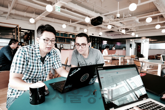 위워크 입주업체 관계자들이 서울 강남역 인근에 자리잡은 흥우빌딩 18층 라운지에서 커피를 마시며 사업 방향을 논의하고 있다./사진제공=위워크